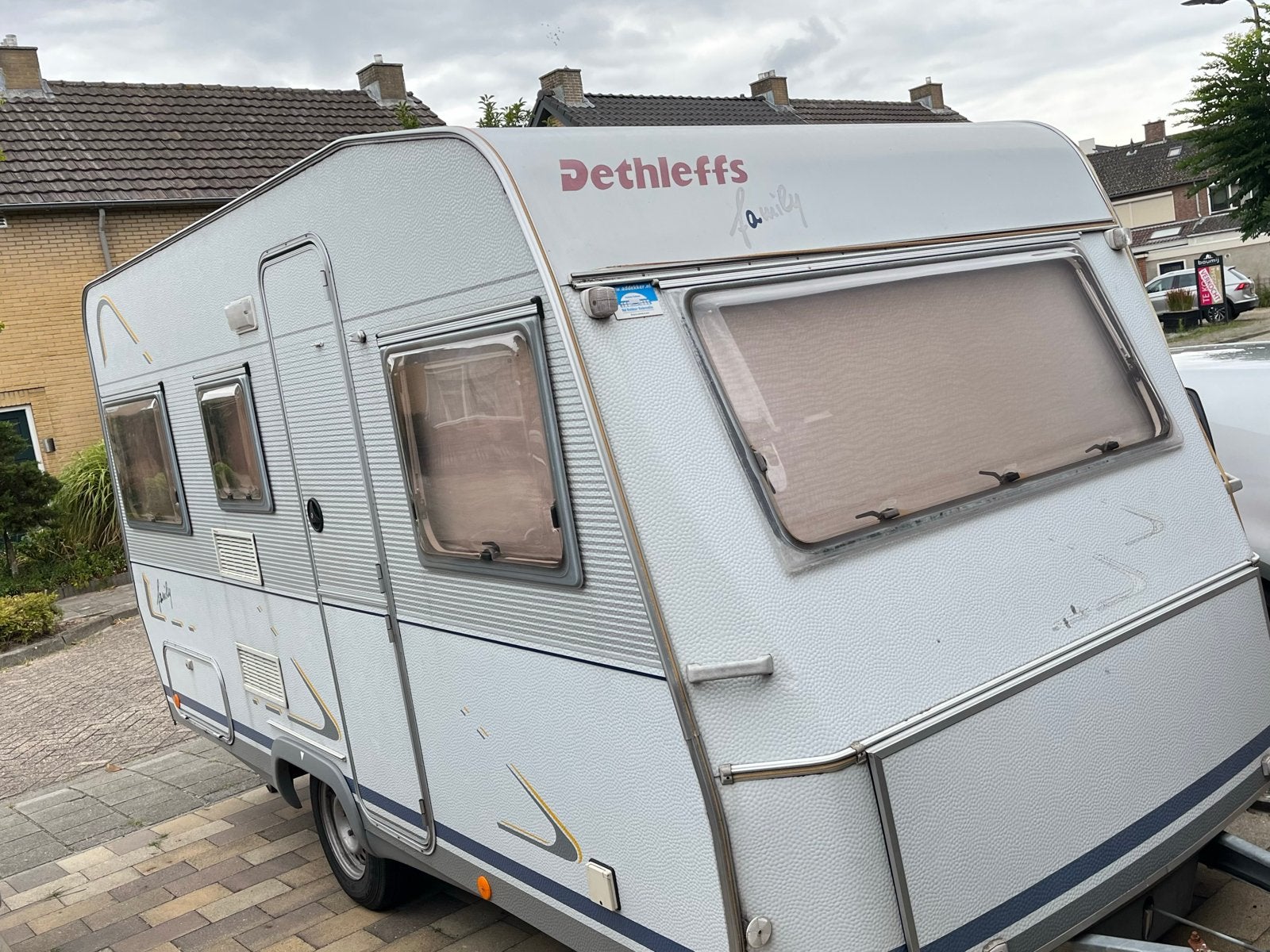 Dethleffs Family Caravan met Airco en Fietsenrek, Caravans en Kamperen, Vast bed, Airco, Treinzit, 750 - 1000 kg