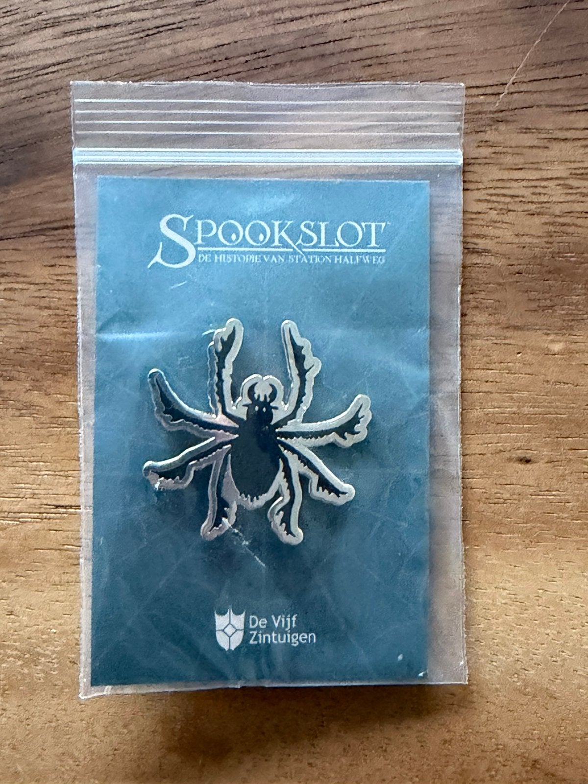 Efteling pin Spin op kaartje, Verzamelen, Ophalen of Verzenden, Zo goed als nieuw, Button of Speldje