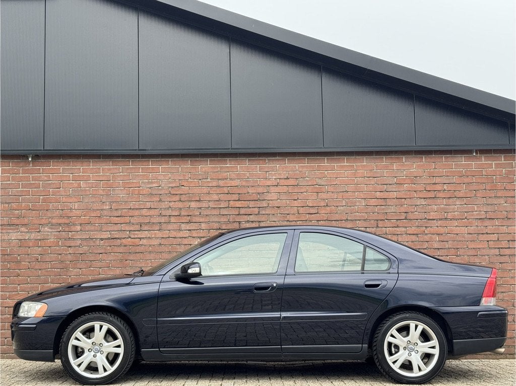 Volvo S60 2.5T DRIVERS EDITION | NL-AUTO! | LEER | TREKHAAK!, Auto's, Volvo, Voorwielaandrijving, Zwart, Blauw, S60