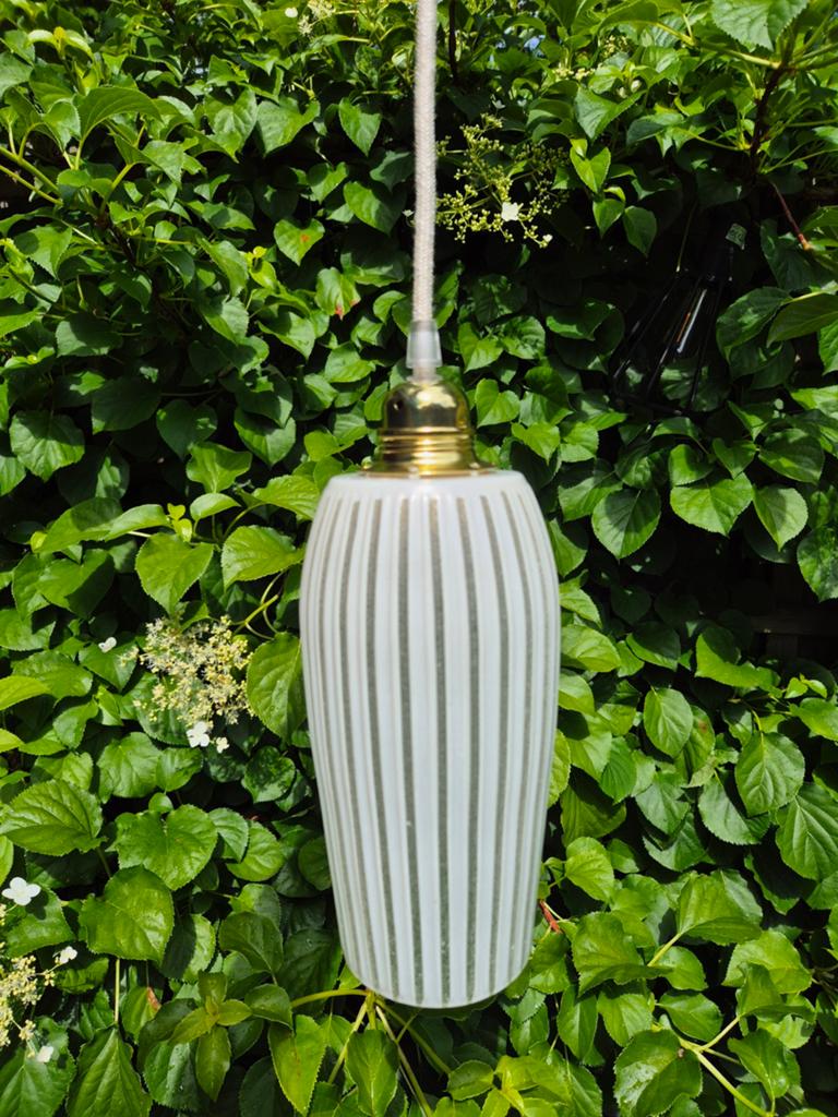Vintage hanglampje, wit glas, Huis en Inrichting, Lampen | Hanglampen, Ophalen of Verzenden, Glas, Minder dan 50 cm