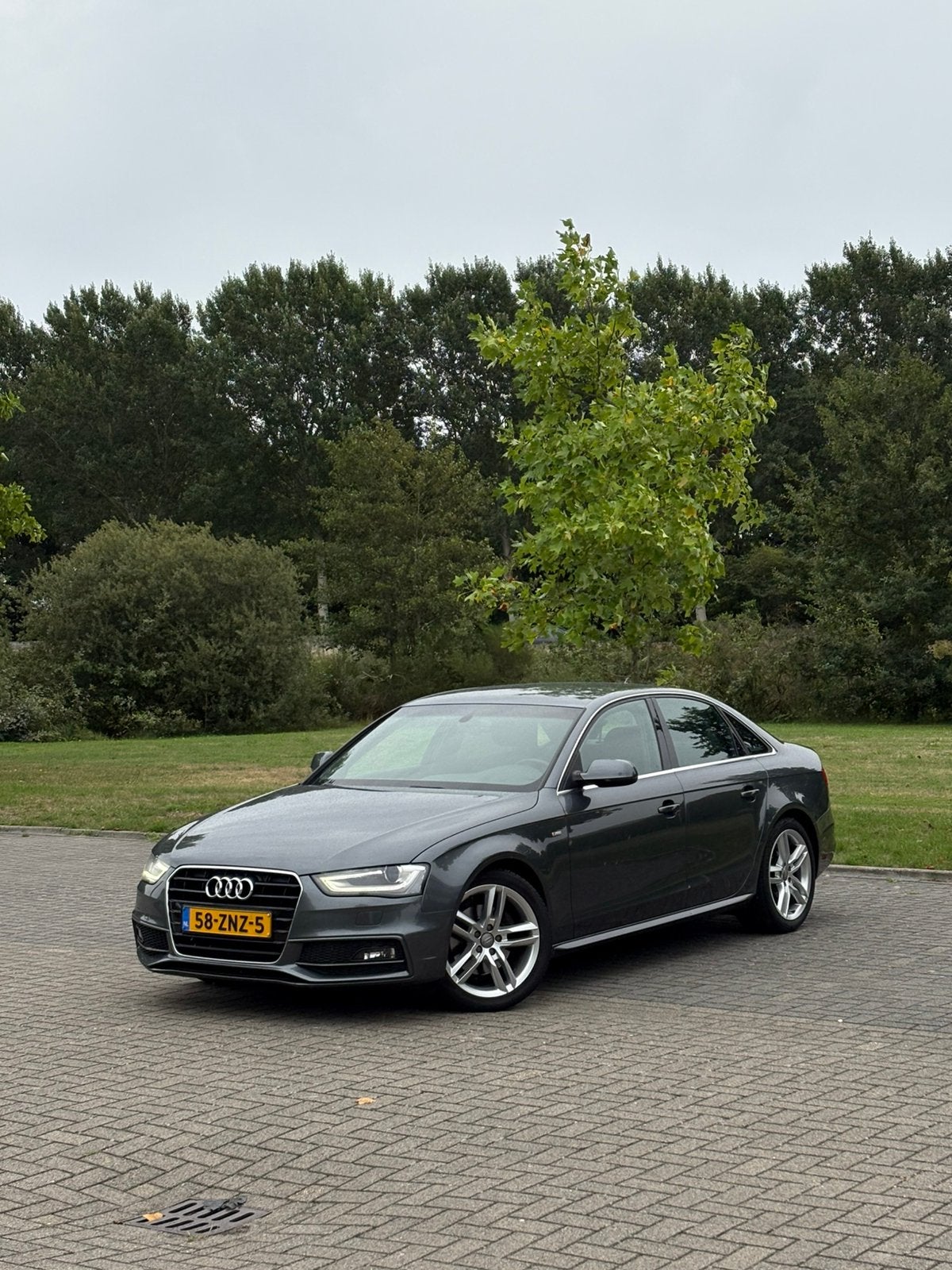 Audi A4 limousine 3x s line 2013 Grijs, Auto's, Voorwielaandrijving, 15 km/l, Zwart, 4 cilinders