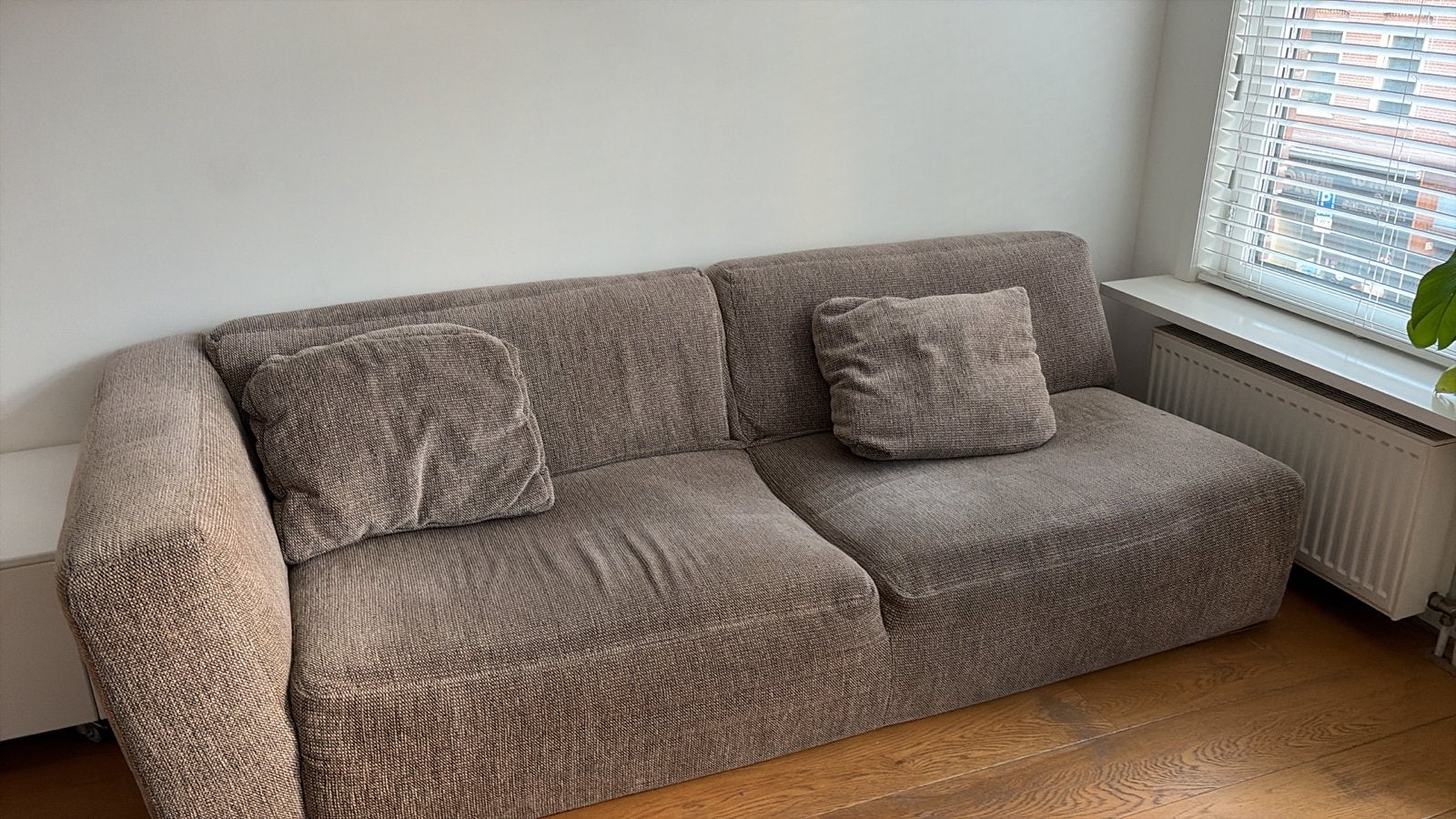 Gratis af te halen: : Bank, Tafel, Stoelen en 2 Kastjes, Ophalen, Gebruikt, Driepersoons, 75 tot 100 cm