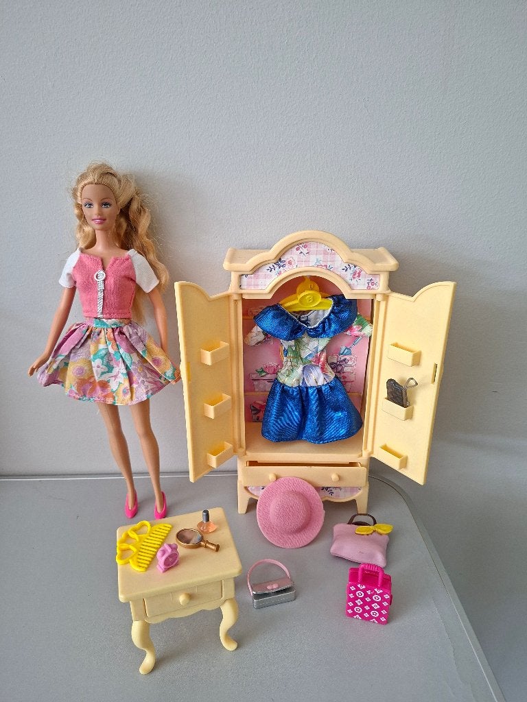barbie met kledingkast en nachtkastje., Ophalen of Verzenden, Zo goed als nieuw, Barbie