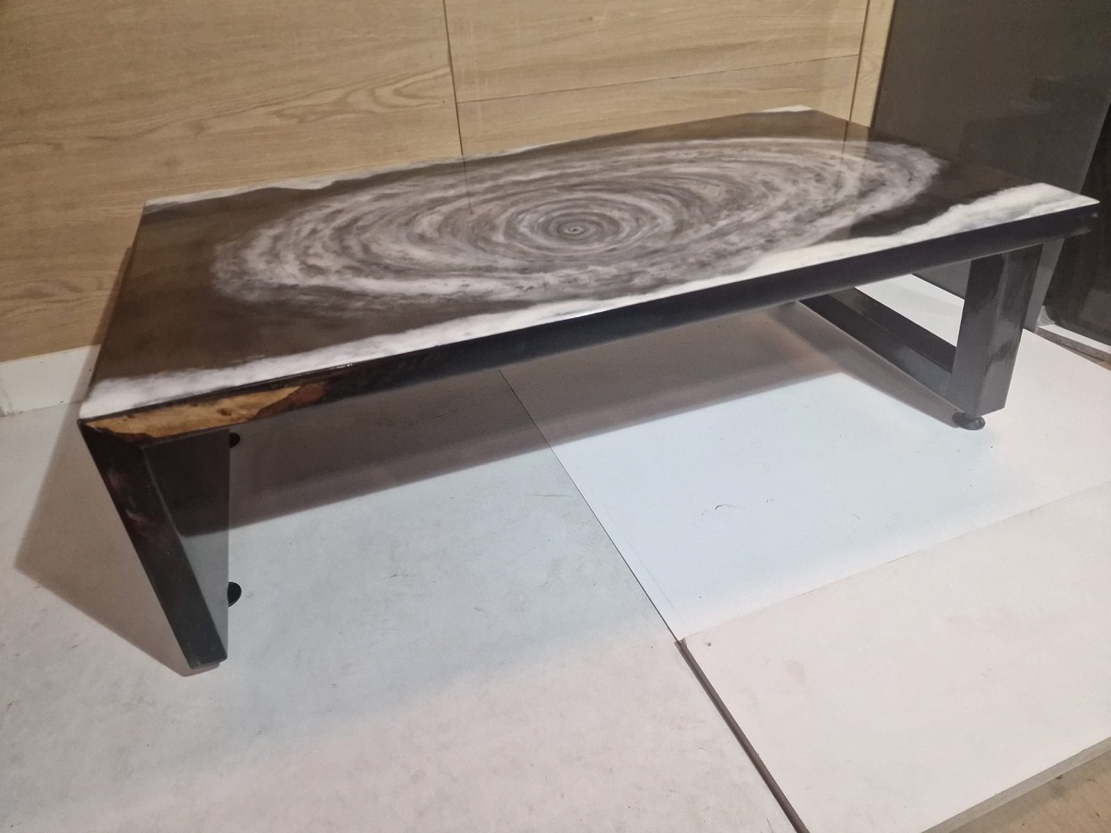 Unieke salontafel met epoxy 'vortex' design en watervall, Huis en Inrichting, Tafels | Salontafels, 100 tot 150 cm, Nieuw, Overige houtsoorten