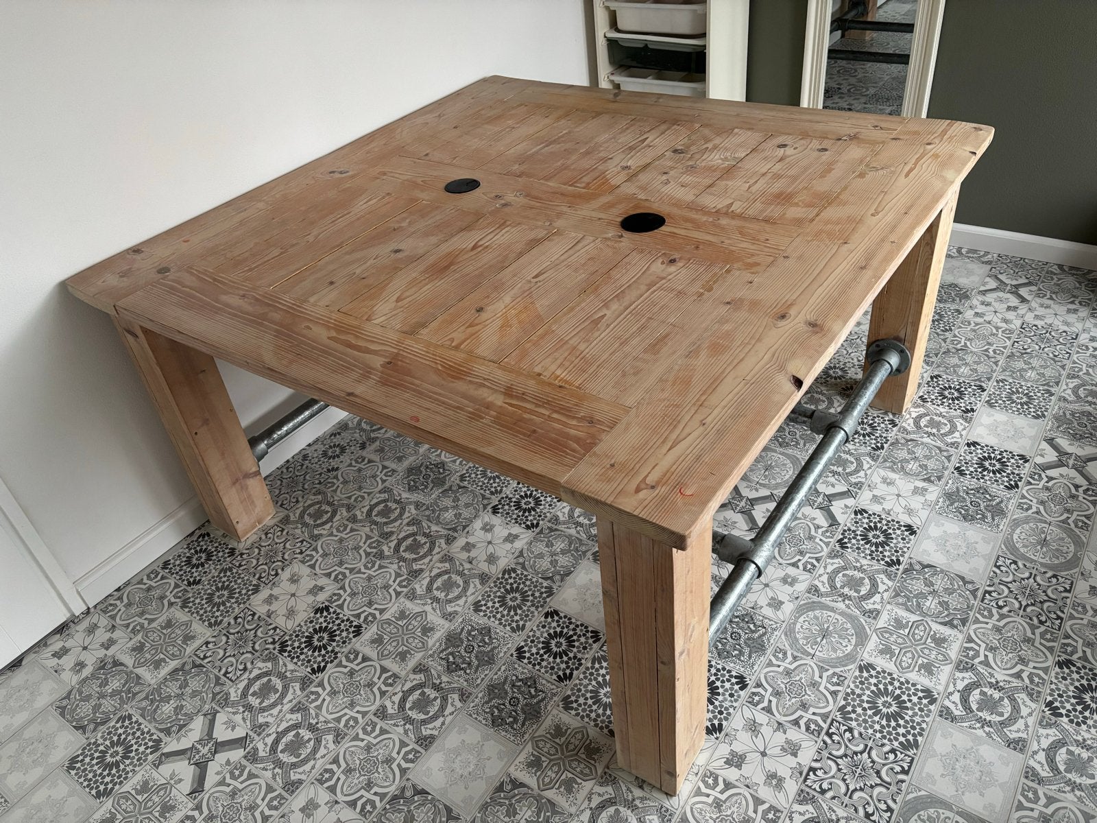Robuuste houten tafel met metalen onderstel, Huis en Inrichting, Ophalen, Gebruikt, 150 tot 200 cm, Vierkant