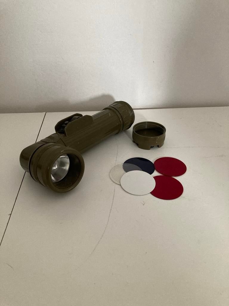 Vintage Militaire Zaklamp met Kleurfilters, Caravans en Kamperen, Zaklampen, Ophalen of Verzenden, Gebruikt, Batterij