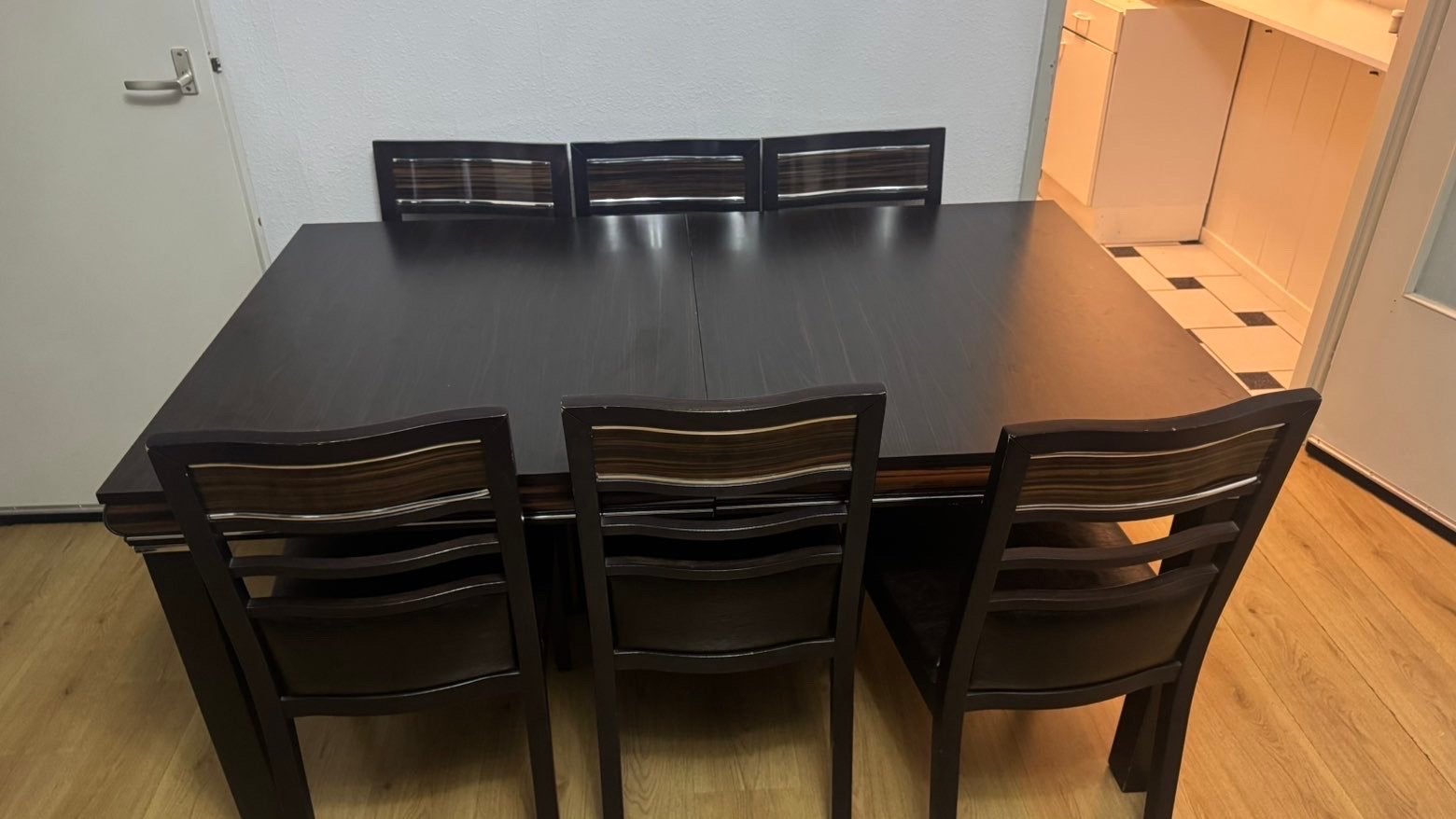 Foto 3 van Uitschuifbare eettafel met 8 stoelen