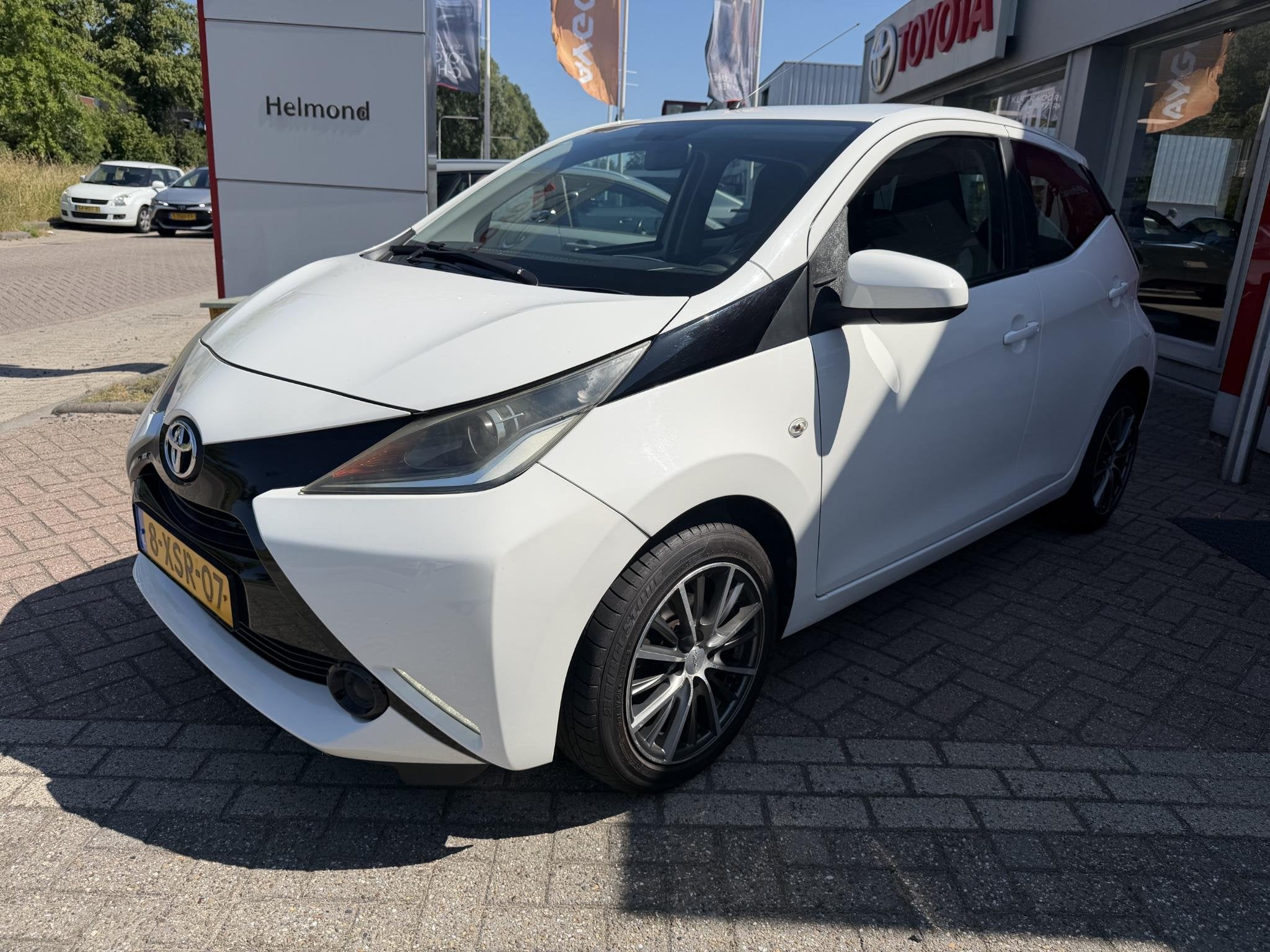 Toyota Aygo 1.0 VVT-i x-play automaat, Auto's, Stof, Gebruikt, Euro 6, 4 stoelen