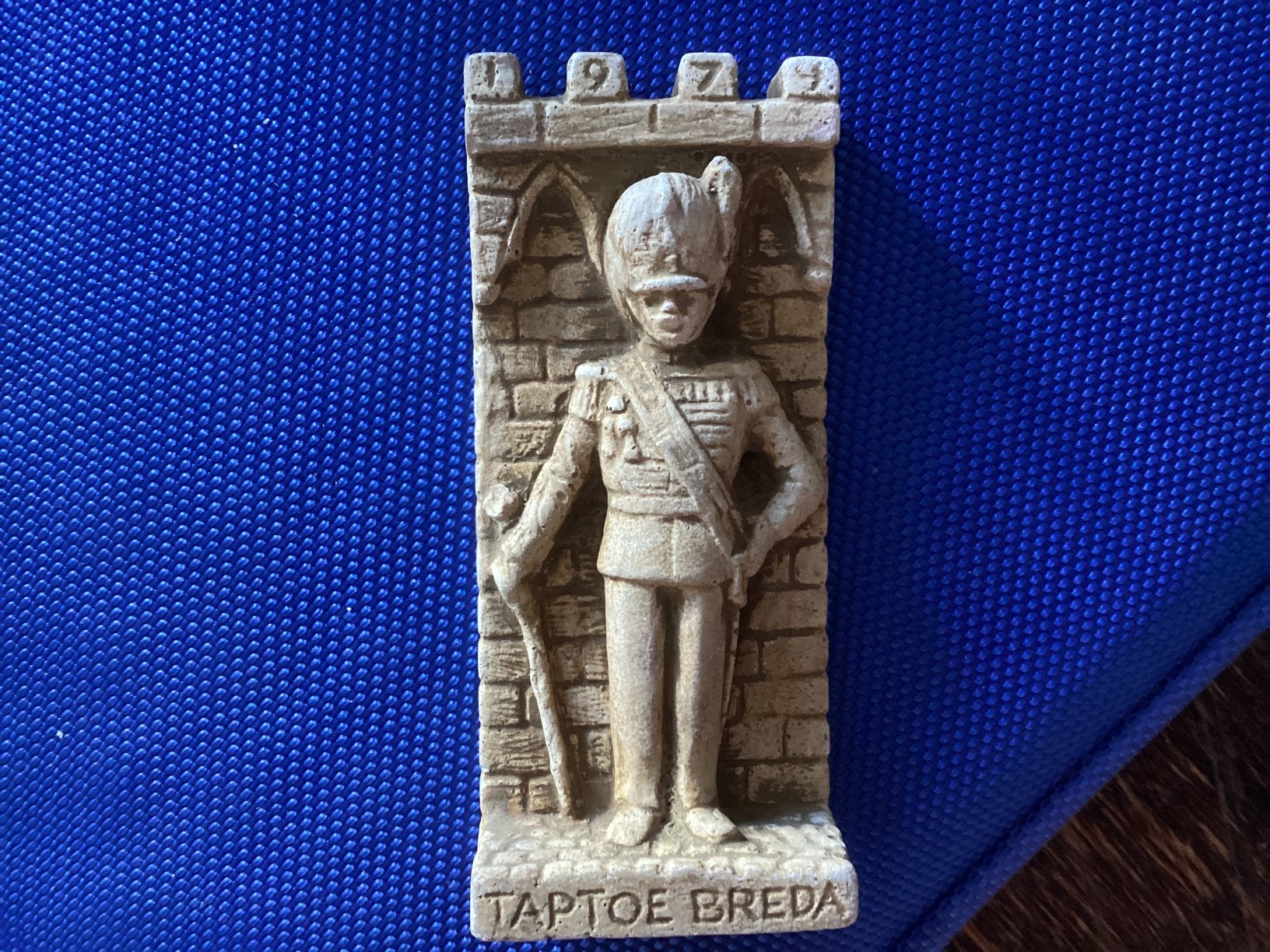 Taptoe Breda 1979 // hoog  8.5x2x4 cm, Verzamelen, Beelden en Beeldjes, Ophalen of Verzenden, Zo goed als nieuw