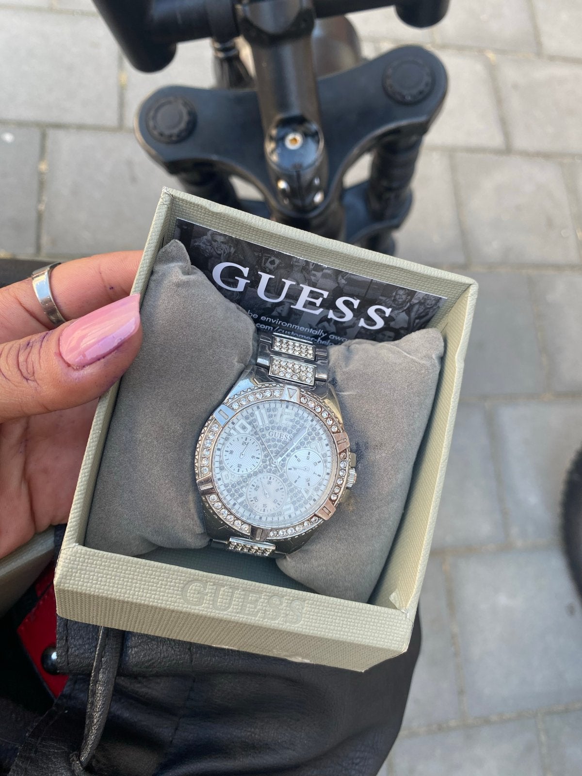 Guess Lady Frontier Zilver Horloge - Zo goed als nieuw, Staal, Guess, Polshorloge, Ophalen of Verzenden