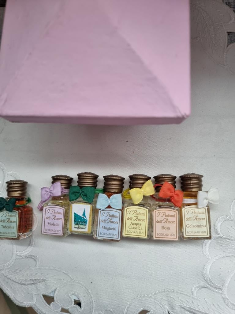 7 parfum miniaturen met doosje, Ophalen of Verzenden, Nieuw, Miniatuur