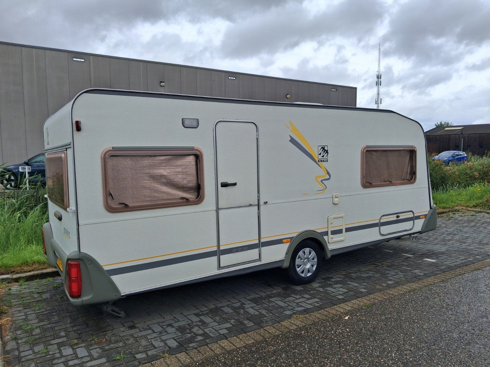 Knaus 550 Sudwind met Brand voortent, 6 persoons, stapelbed, Stapelbed, Rondzit, Schokbreker, Particulier