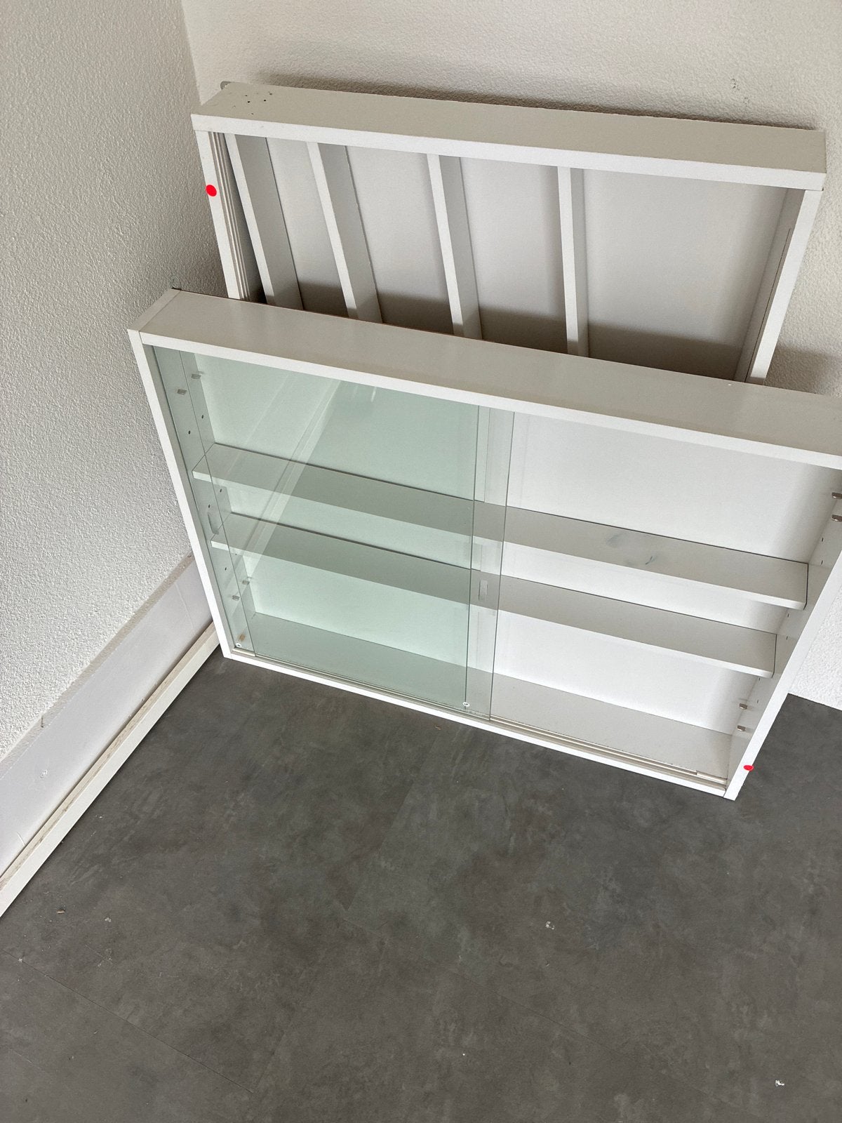 Twee witte wandkastjes met glazen schuifdeuren, Ophalen, Gebruikt