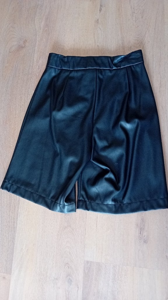 Bermuda/ Broek rokje nep leer nieuw maat S, Zwart, Nieuw, Ophalen of Verzenden, Maat 36 (S)