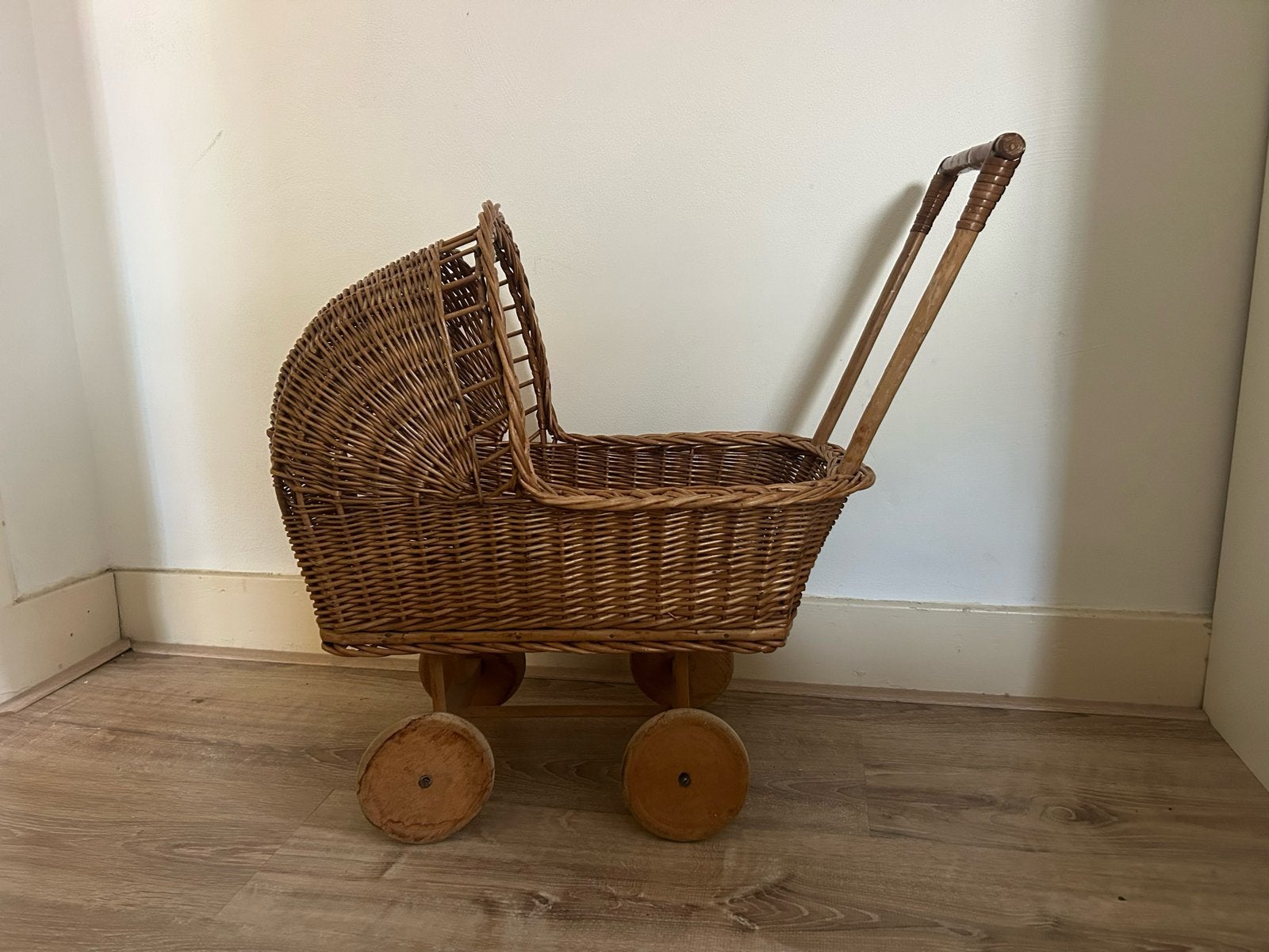 Vintage rieten poppenwagen met houten wielen, Kinderen en Baby's, Ophalen, Gebruikt, Overige typen