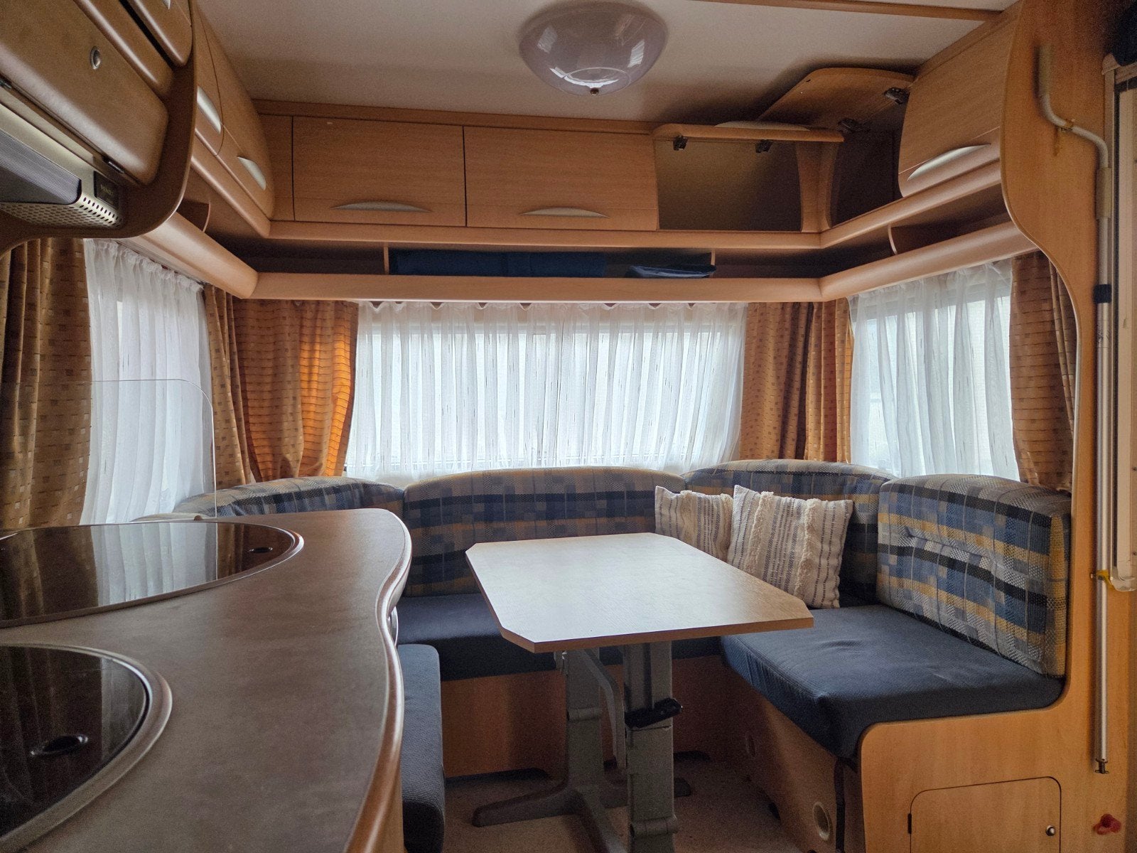 Fendt Saphir 470TF met mover – Compleet - Netjes onderhouden, Caravans en Kamperen, Caravans, Rondzit, Kachel, Particulier, Vast bed