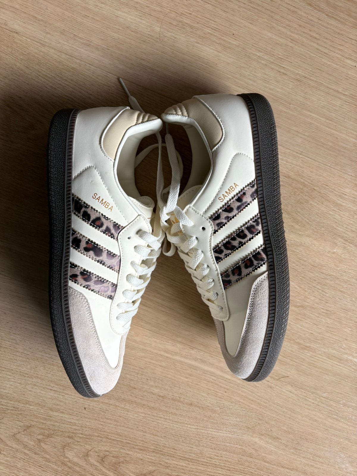Adidas sambas, Kleding | Dames, Schoenen, Beige, Ophalen of Verzenden, Sneakers of Gympen, Zo goed als nieuw