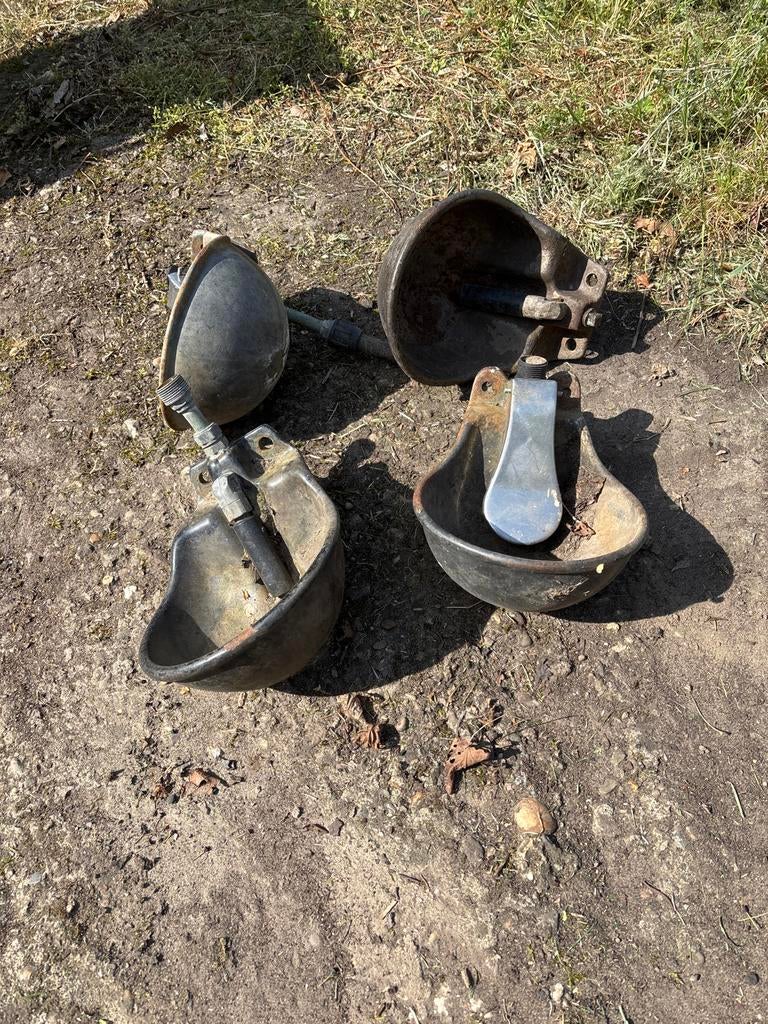 4 Metalen drinkbakken om aan te sluiten op water, Ophalen, Gebruikt