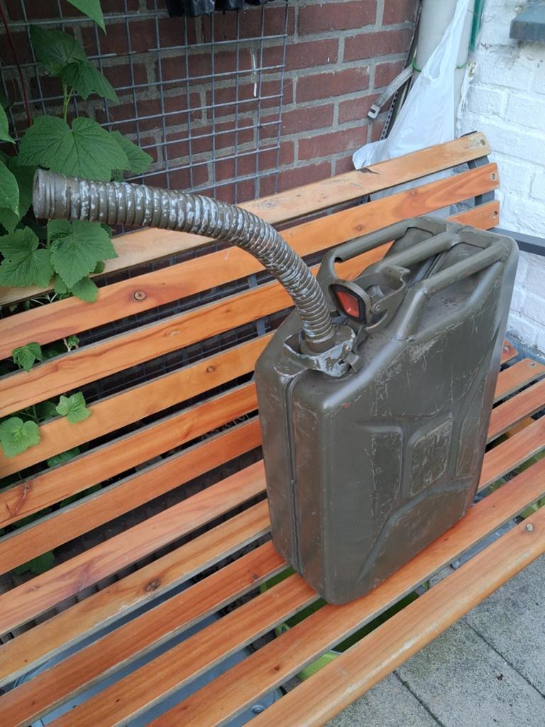 Originele leger jerrycan met buigzaam opzetstuk, Verzamelen, Ophalen of Verzenden