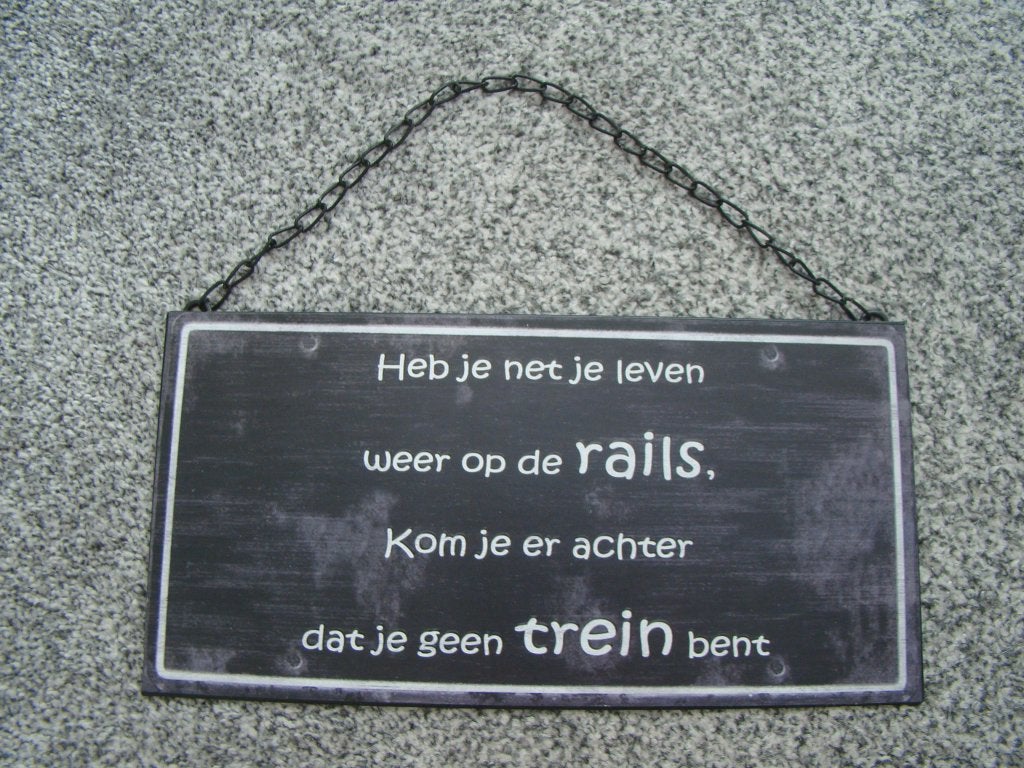 Bord met spreuk 'Heb je net je leven weer op de rails', Ophalen of Verzenden, Nieuw, Trein, Overige typen