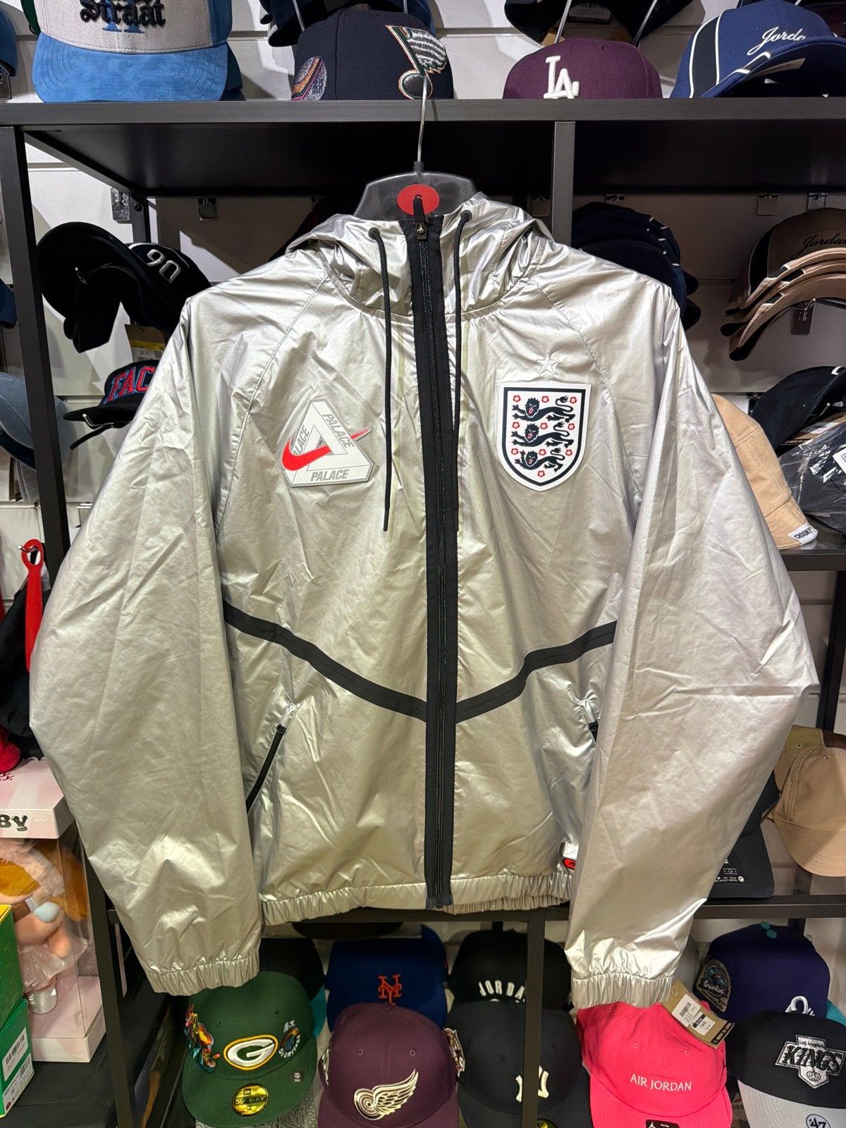 Nike x Palace x England Windbreaker Zilver Maat M, Ophalen of Verzenden, Nieuw, Maat 46 (S) of kleiner, Zilver
