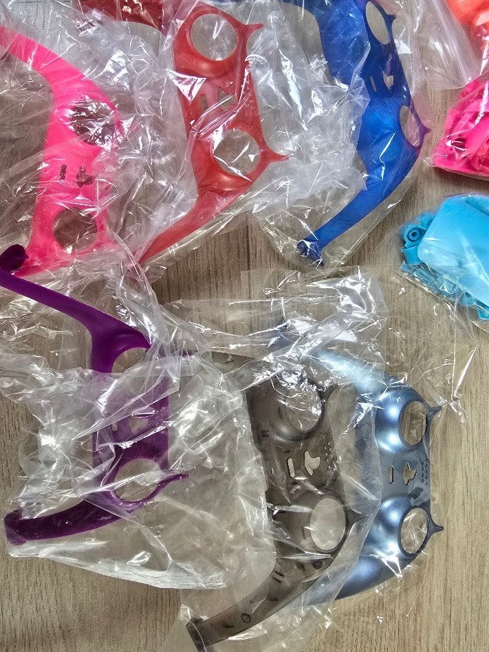 Foto 17 van Grote partij PS4/PS5 controllers + onderdelen/accessoires