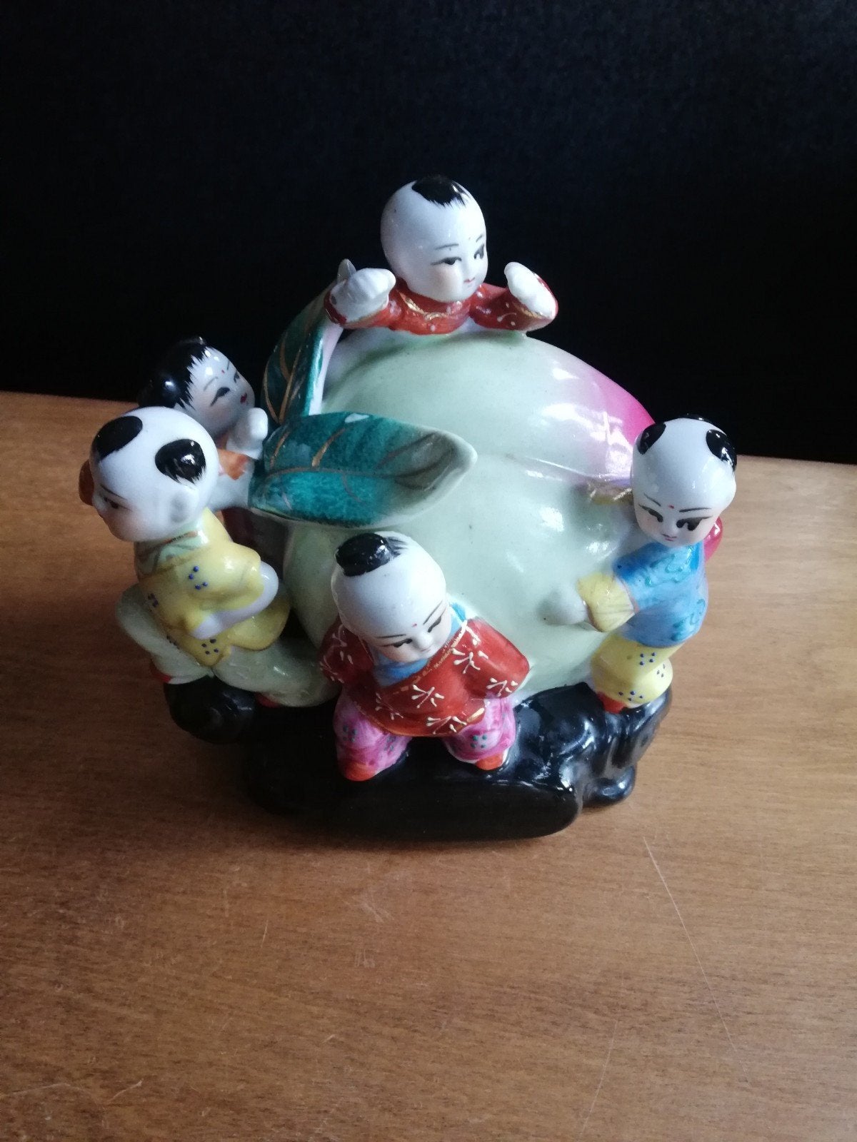 Chinese lucky peach met zotjes beeld, Antiek en Kunst, Antiek | Porselein, Ophalen of Verzenden