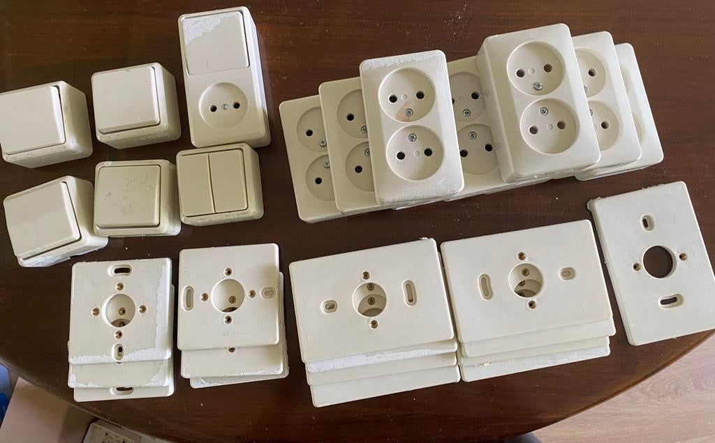 Jung opbouw wandcontactdozen en schakelaars creme, Doe-het-zelf en Verbouw, Elektra en Kabels, Ophalen of Verzenden, Zo goed als nieuw