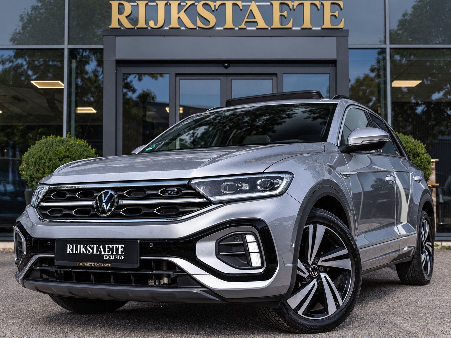 Volkswagen T-Roc 1.5 TSI R-Line|PANO|ACC|18''|STOELVW|APP, Auto's, Dealer onderhouden, Zwart, 4 cilinders, Bedrijf