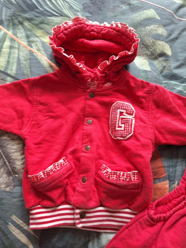 H&M Baby rood setje: jasje en tuinbroekje maat 68, Kinderen en Baby's, Babykleding | Maat 68, Jongetje of Meisje, H&M Baby, Ophalen of Verzenden