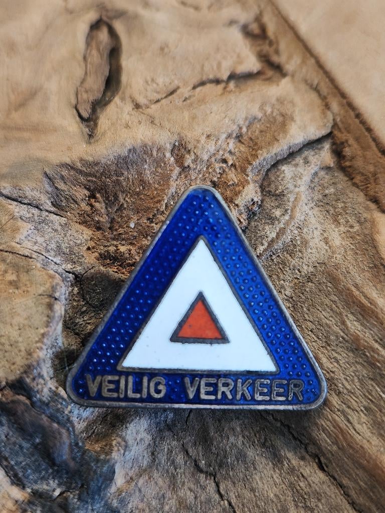 Speldje - emaille - Veilig Verkeer Nederland - groot, Ophalen of Verzenden, Gebruikt, Transport, Speldje of Pin