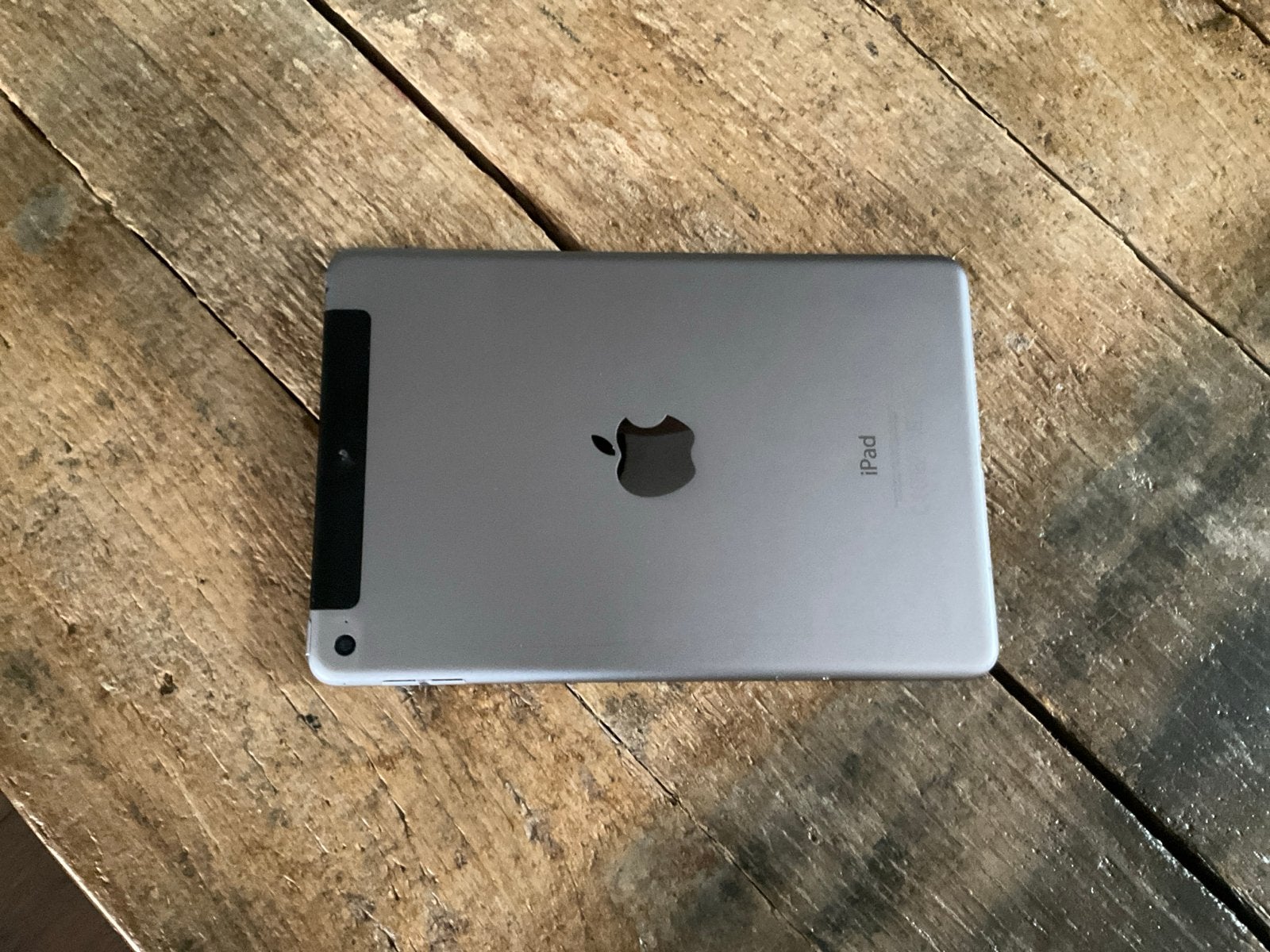 Foto 2 van Apple iPad mini 4 - Goede staat, scherm onbeschadigd