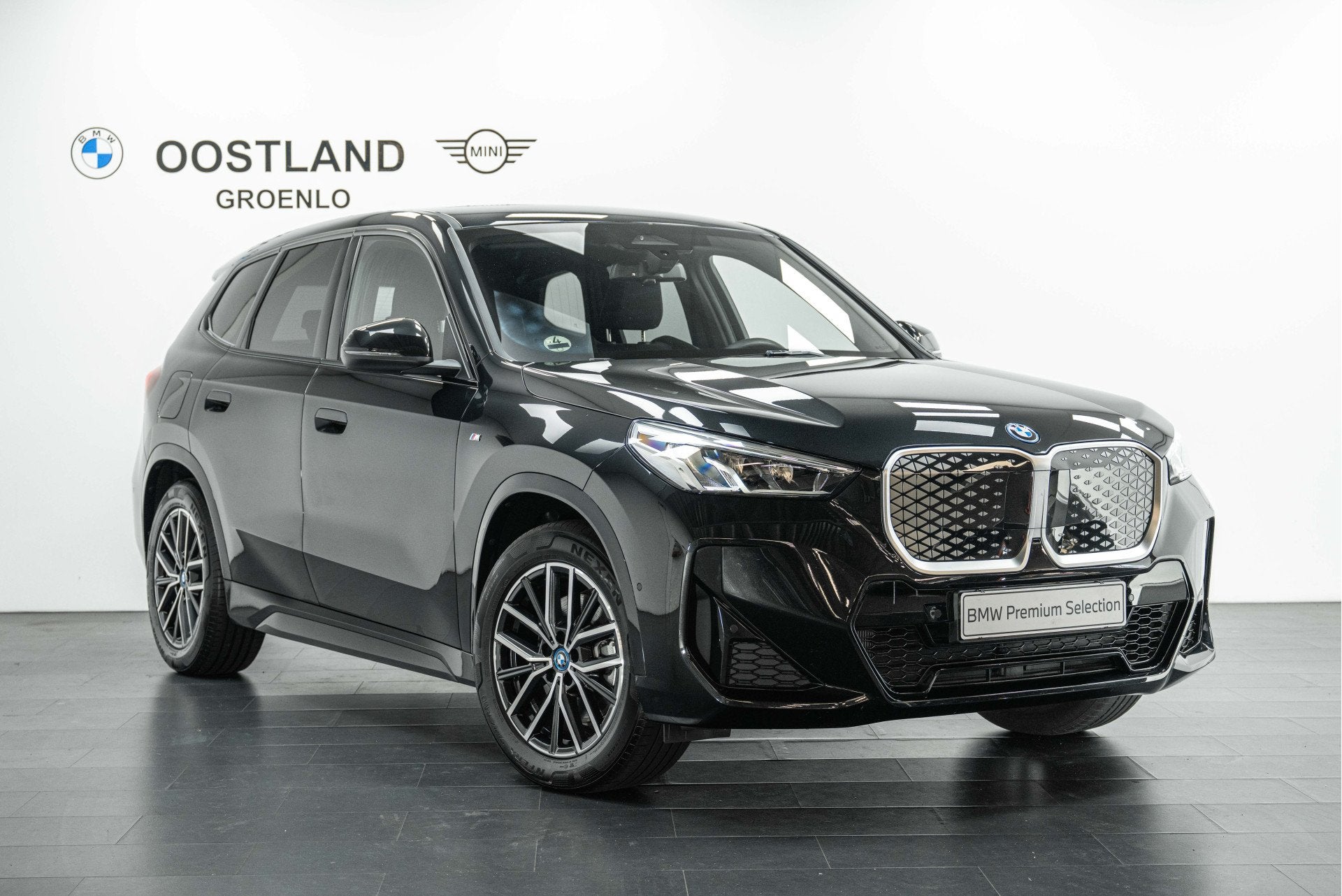 BMW iX1 xDrive30 M Sport / Sportstoelen / M Adaptief onderst, Auto's, Automaat, Gebruikt, Zwart, Met garantie (alle)