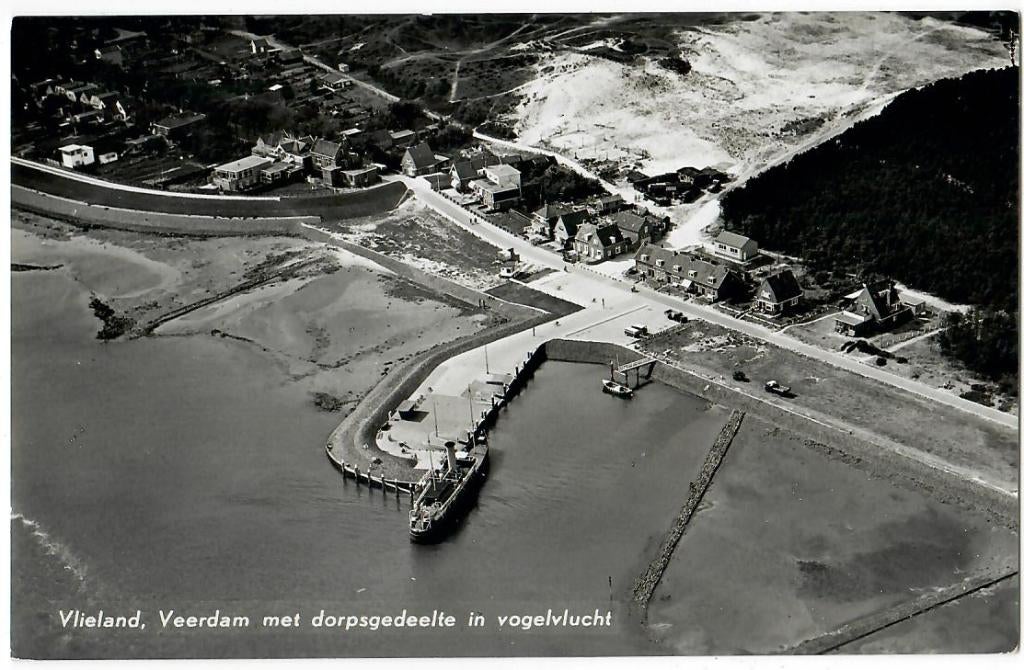 Vlieland - Veerdam me dorpsgedeelte in vogelvlucht, Verzamelen, Ansichtkaarten | Nederland, Verzenden, 1940 tot 1960, Ongelopen