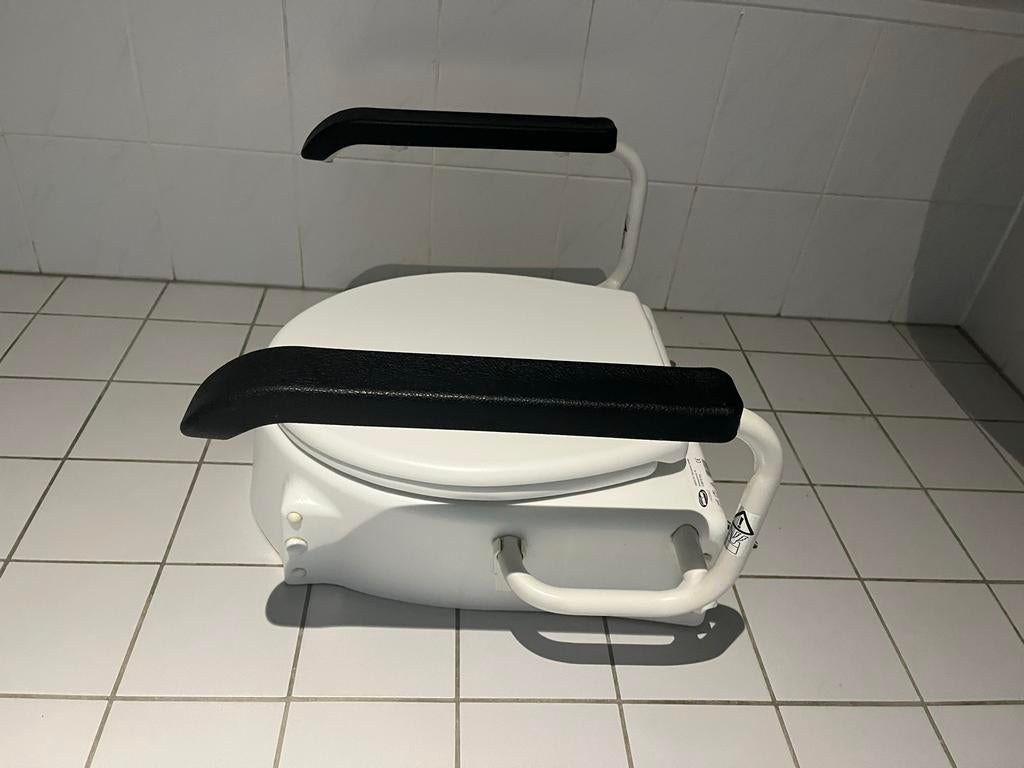Opklapbare toiletstoel Invacare, Ophalen, Zo goed als nieuw