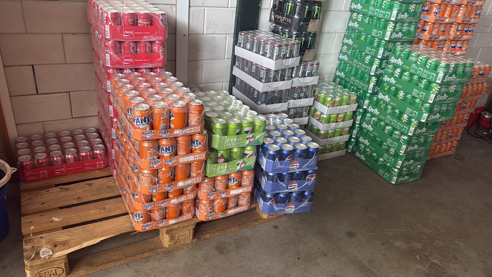 Gezocht: Blikjes frisdrank per pallet, Diversen, Ophalen of Verzenden