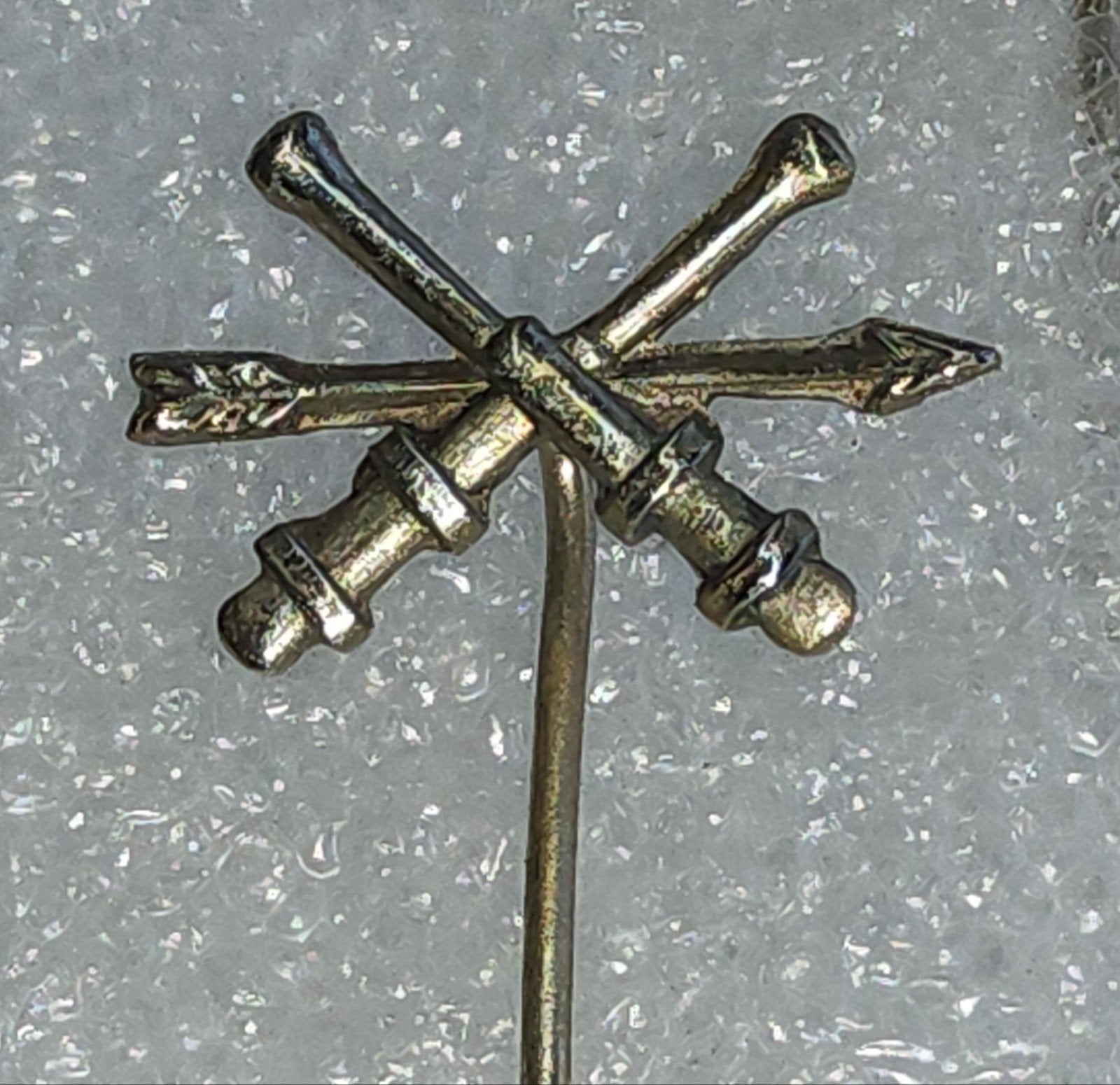 Militaire speldje gekruiste kanonnen/artillerie-embleem, Ophalen of Verzenden, Gebruikt, Overige onderwerpen, Speldje of Pin