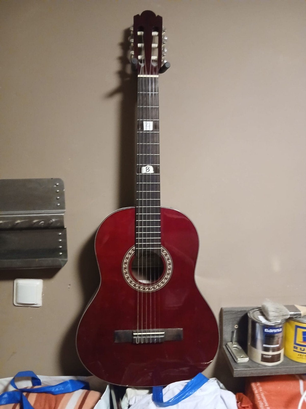 Mooie rode akoestische gitaar, Ophalen