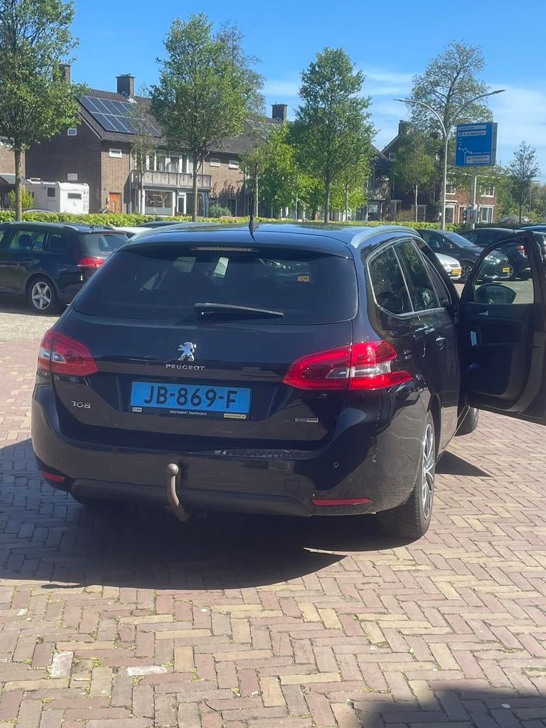 Peugeot 308 1.2 E-thp 130pk 2016 Zwart 241 km, Voorwielaandrijving, 1199 cc, 1165 kg, Zwart