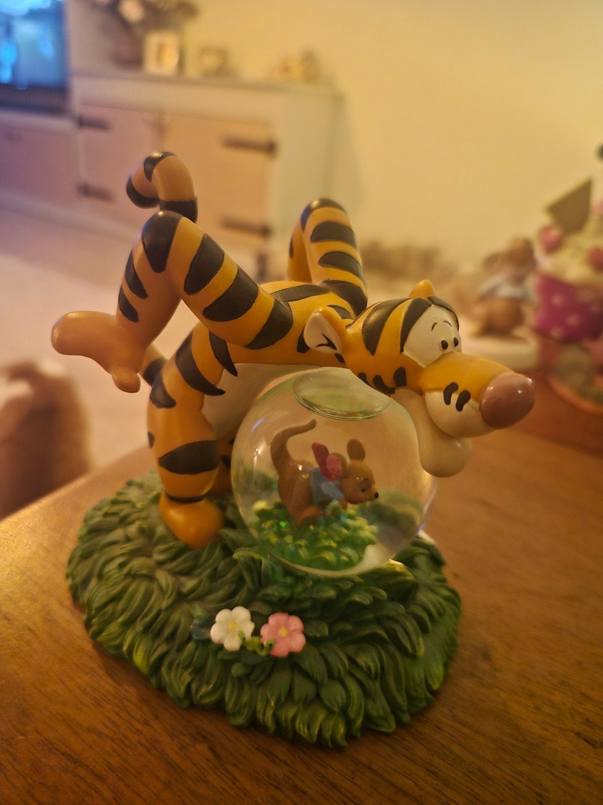 Originele Disney Snowglobe - Teigetje & Roe op de kop (Winni, Ophalen of Verzenden, Winnie de Poeh of vrienden, Zo goed als nieuw