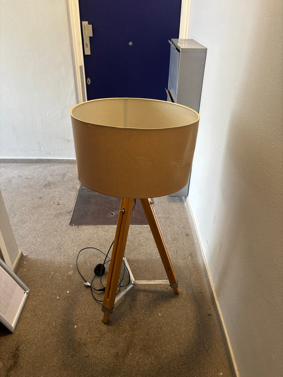 Staande lamp met houten driepoot en stoffen kap, Ophalen, Gebruikt, E27 (groot), 150 tot 200 cm