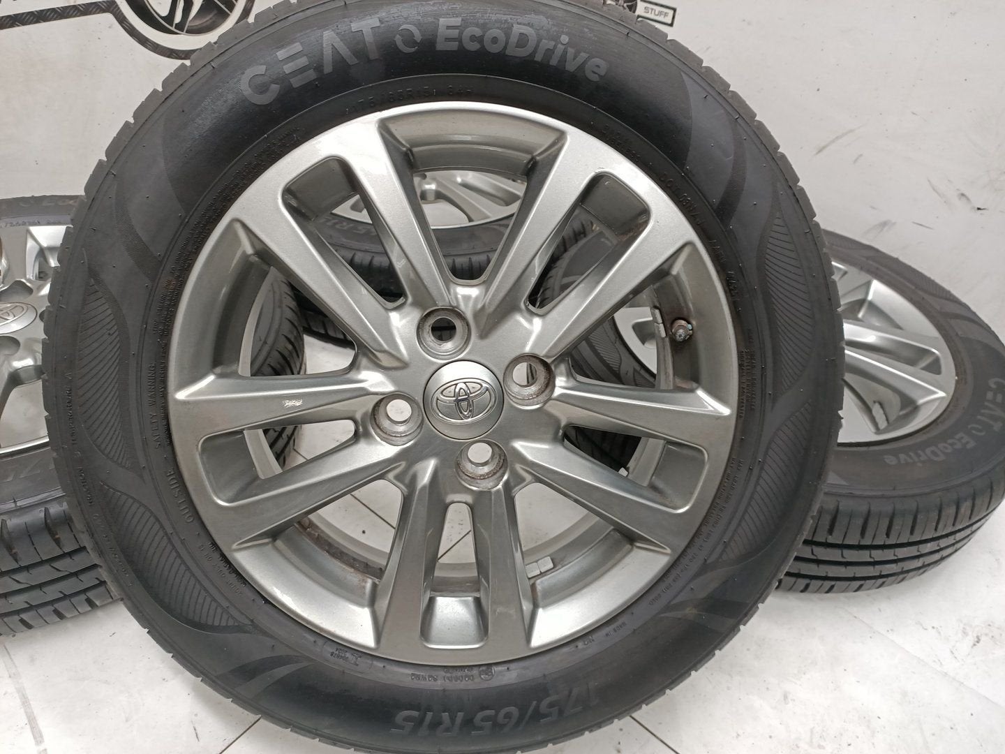 Toyota Yaris lichtmetaal velgen 15"inch TPMS sensoren 4x100, Gebruikt, -, -, Banden en Velgen