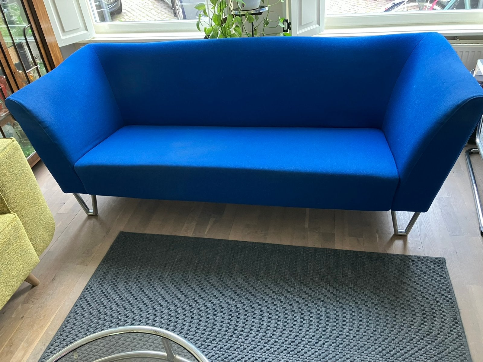 Mooie blauwe designbank, 2.5 zits, Ophalen, Zo goed als nieuw
