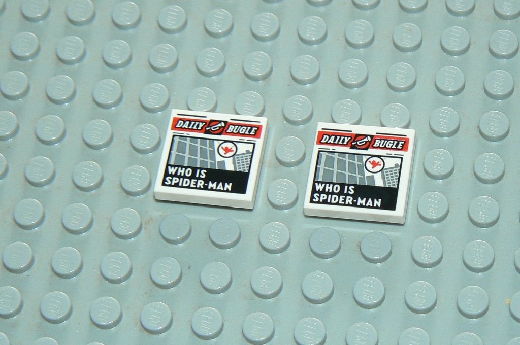 L1192 Tegels 2x2 wit Daily Bugle 'Who is Spider-man' 2 st., Ophalen of Verzenden, Nieuw, Losse stenen, Lego