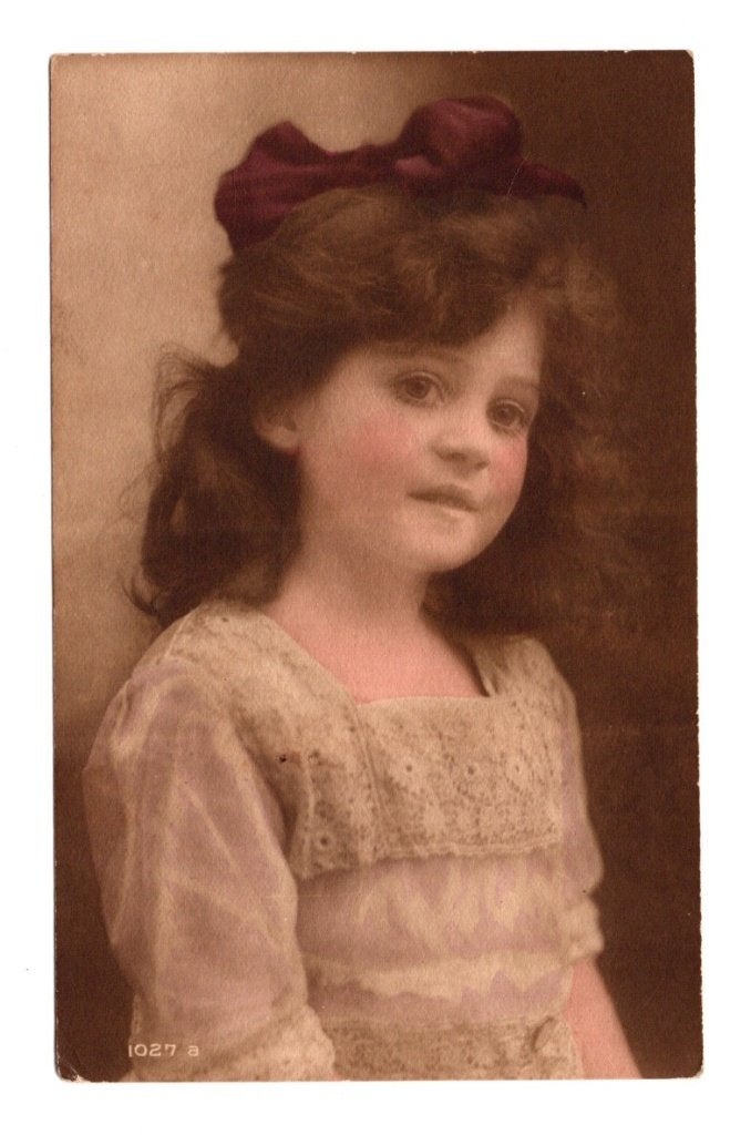 Oude Ansichtkaart Meisje Rode Strik Handgekleurd Gelopen, Ophalen of Verzenden, Voor 1920, Gelopen, Kinderen