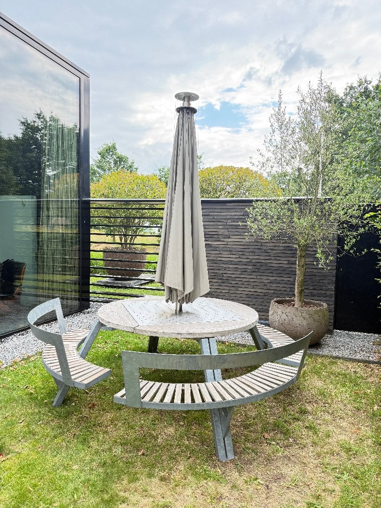 Extremis Gargantua tuintafel picknicktafel + Inumbra parasol, Waterstad 23, Staal, Rond, Zo goed als nieuw