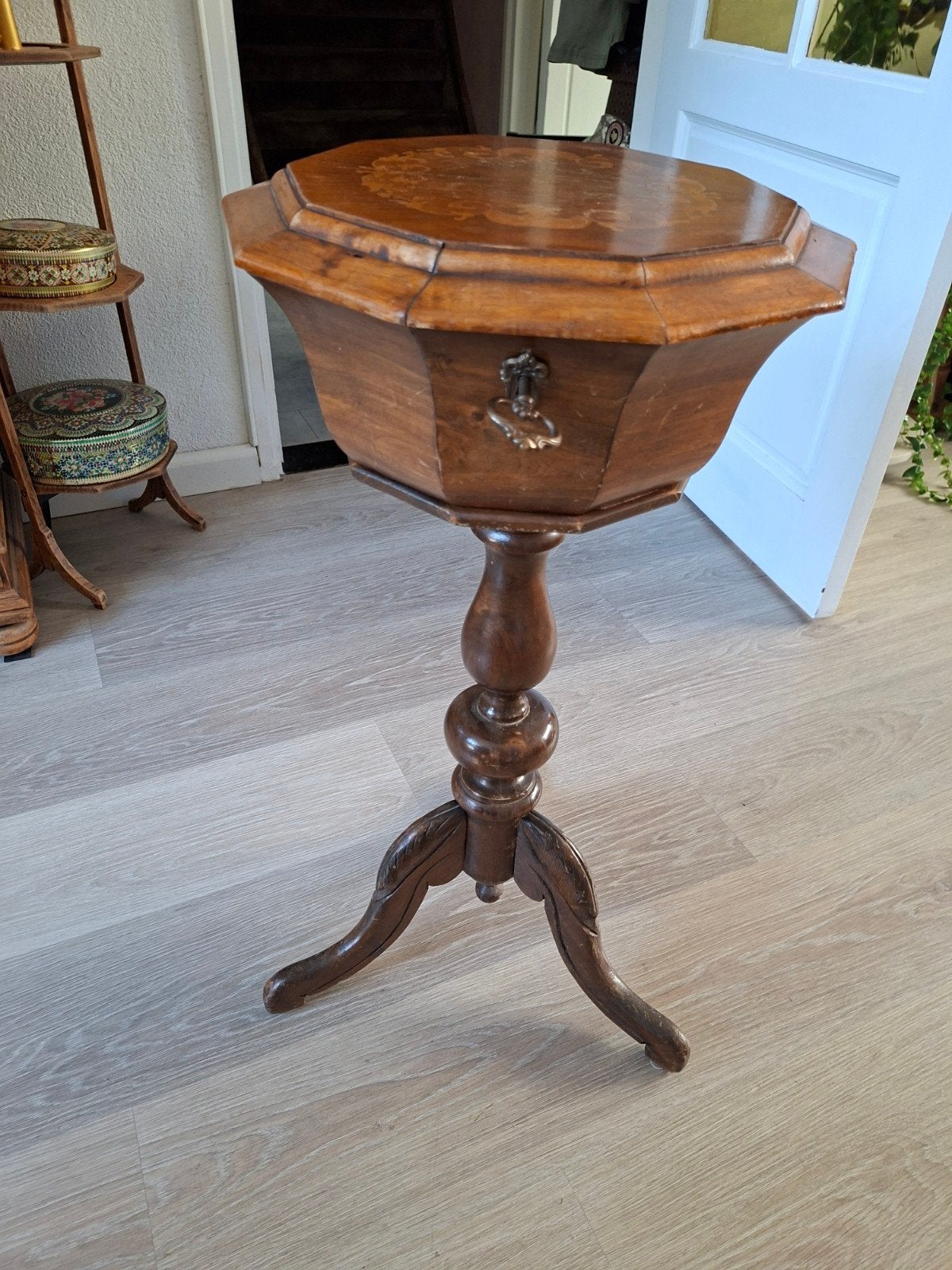 Antieke houten naaidoos op standaard met inlegwerk, Ophalen