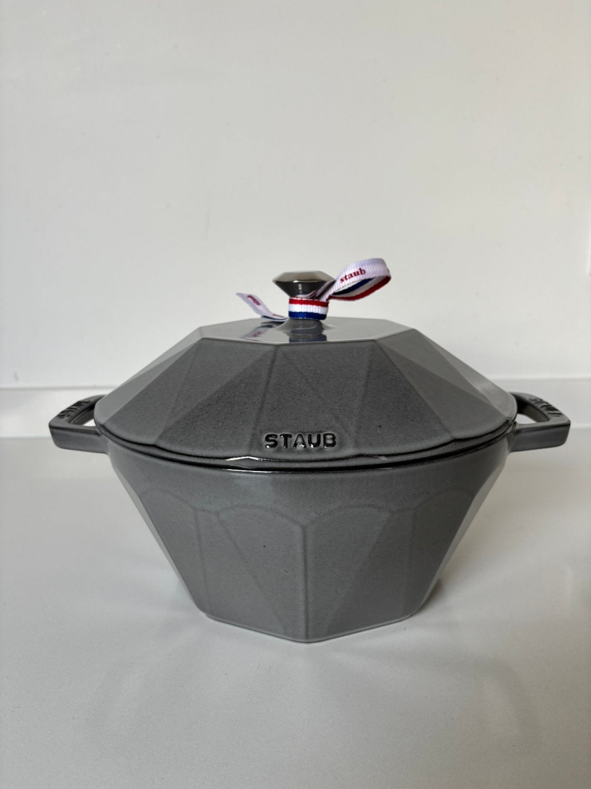 Staub Gris Graphite  Cocotte diamant limited edition Ø22cm., Gietijzer, Nieuw, Ophalen of Verzenden, D