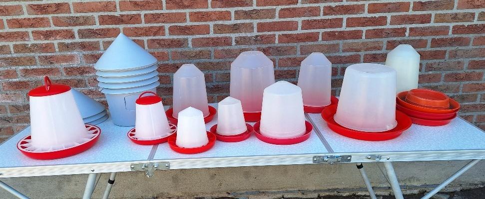 Diverse plasic / metalen voer en/of drinkbakken voor kippen, Geslacht onbekend, Overige soorten