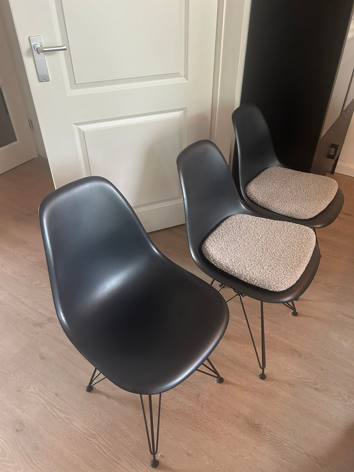 Vitra Eames DSR stoelen (set 6) – zwart met zwart onderstel, Ophalen, Kunststof, Zwart, Zo goed als nieuw